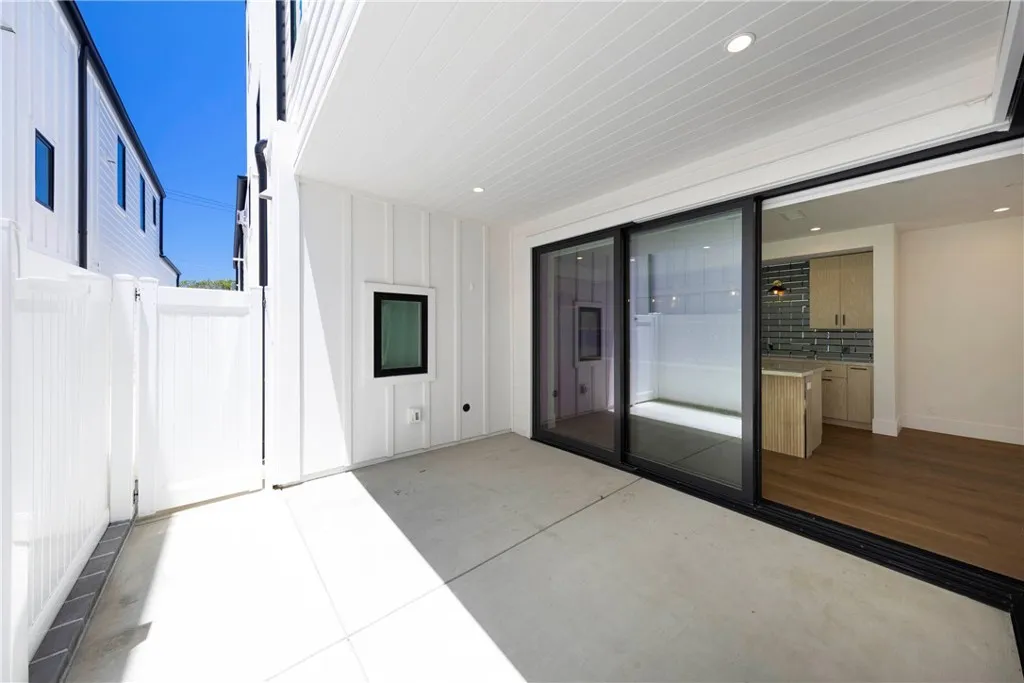 Private side patio off kitchen