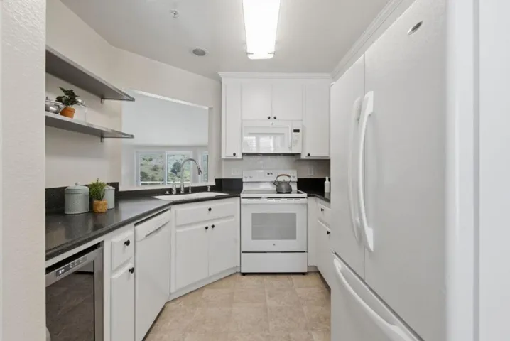 855 Mountain View Drive 4, Daly City, California 94014