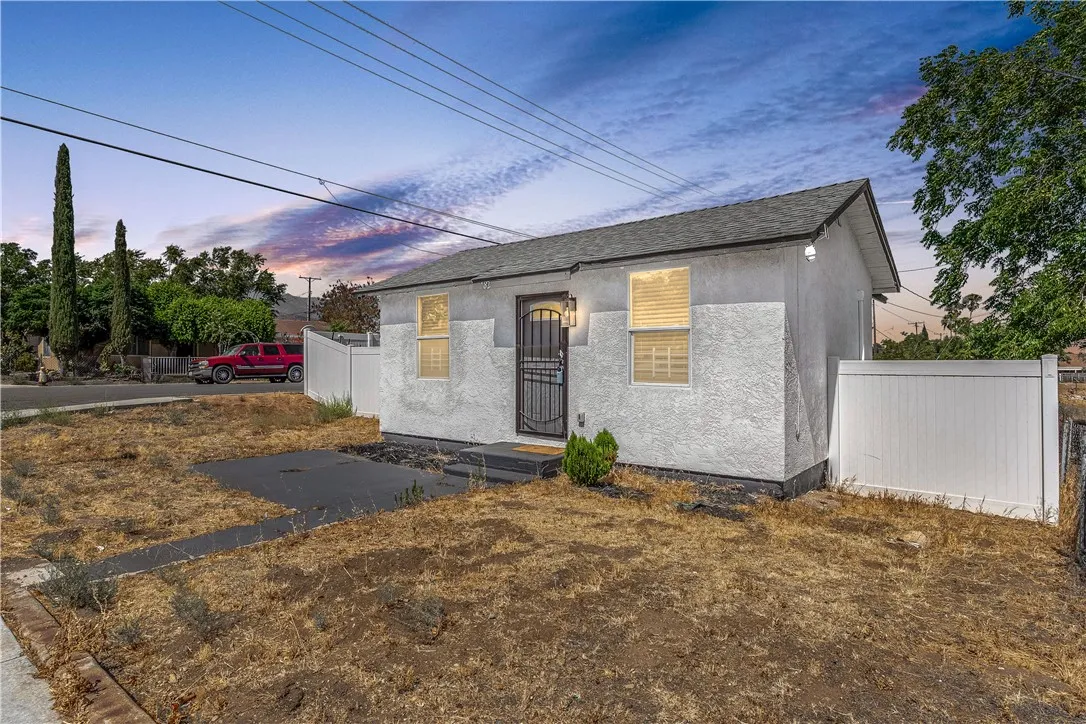 582 N Almond