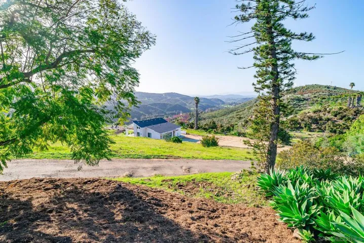 28742 Twin Oaks Valley, Vista, California 92084