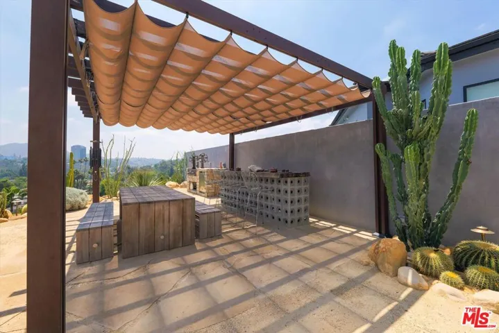 Outdoor Dining and Kitchen