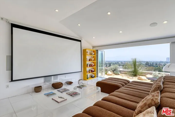 Projection screen