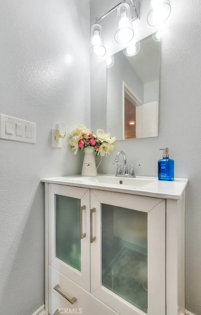 1/2 bath Powder room downstairs