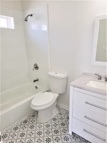 7040 3rd, Los Angeles, California 90043