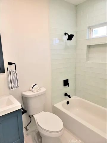7040 3rd, Los Angeles, California 90043