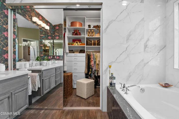 Upstairs Primary Bath/Walkin Closet