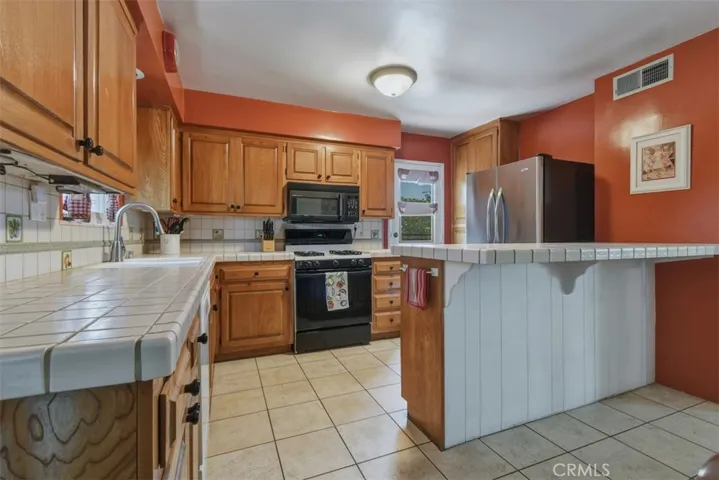 SPACIOUS OPEN STYLE KITCHEN