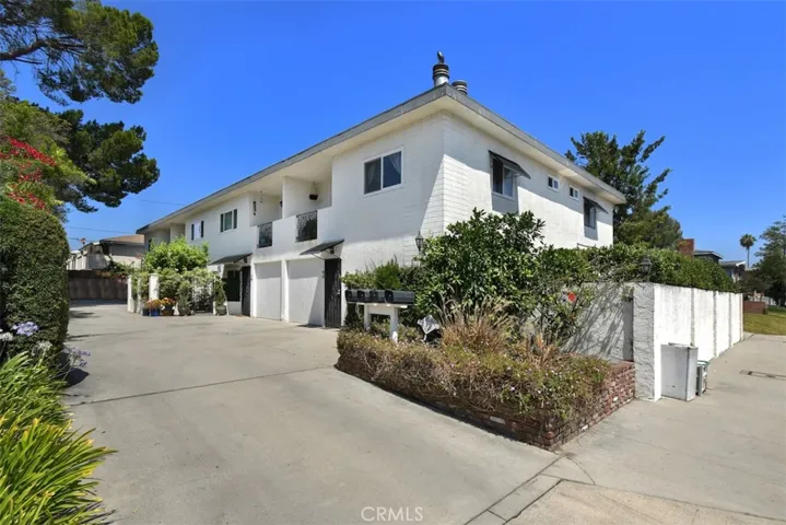 SMALL 4-UNIT COMPLEX