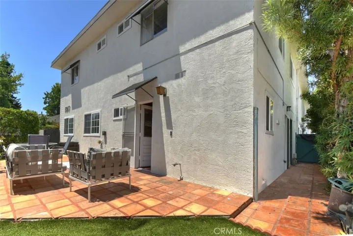 PRIVATE PATIO W/ SIDE RUN