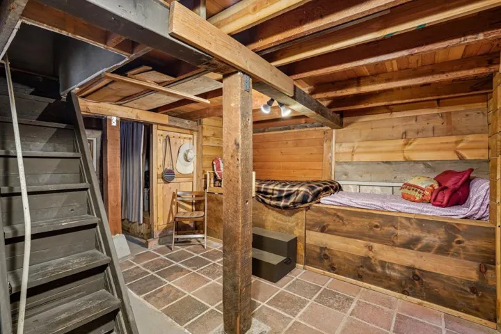 1-web-or-mls-Schaffer Dr-S2107-1-004