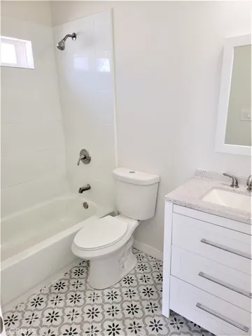 7040 3rd, Los Angeles, California 90043