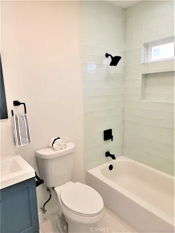 7040 3rd, Los Angeles, California 90043