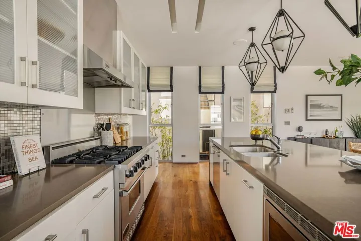 49 Brooks Avenue, Venice, California 90291