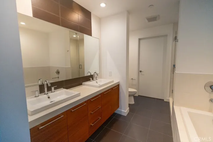 9 Macarthur 1605, Santa Ana, California 92707