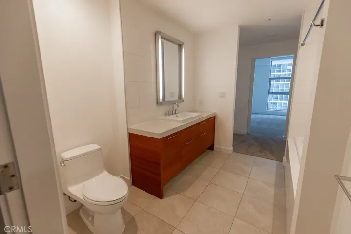 9 Macarthur 1605, Santa Ana, California 92707