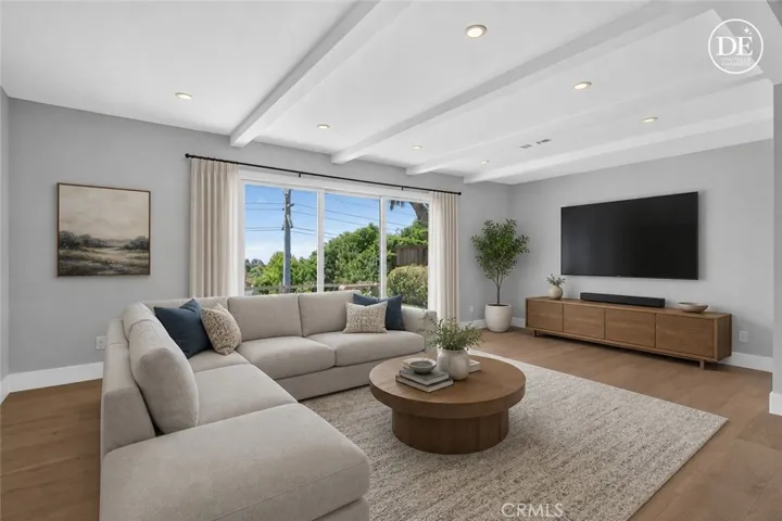 Spacious family room (virtually staged)