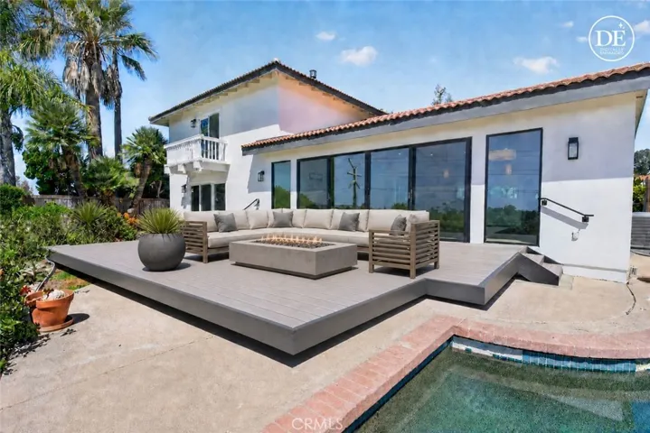 Trex deck, great for entertaining! (virtually staged)