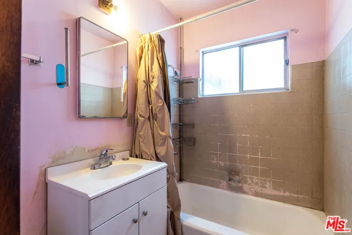 6124 S Victoria Avenue, Los Angeles, California 90043
