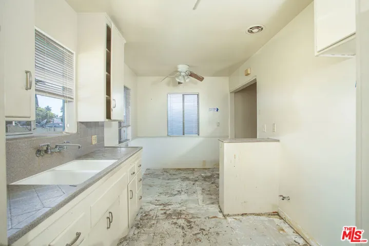 6124 S Victoria Avenue, Los Angeles, California 90043