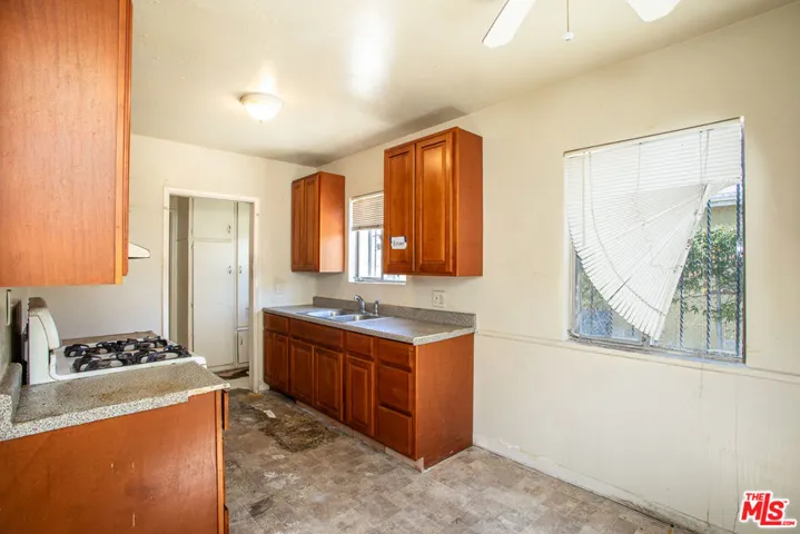 6124 S Victoria Avenue, Los Angeles, California 90043