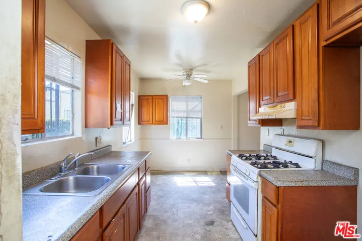 6124 S Victoria Avenue, Los Angeles, California 90043