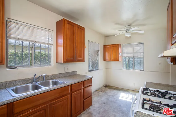 6124 S Victoria Avenue, Los Angeles, California 90043