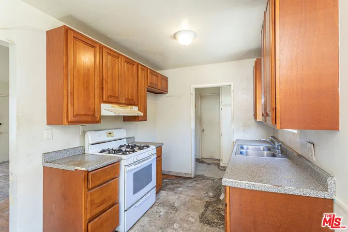 6124 S Victoria Avenue, Los Angeles, California 90043