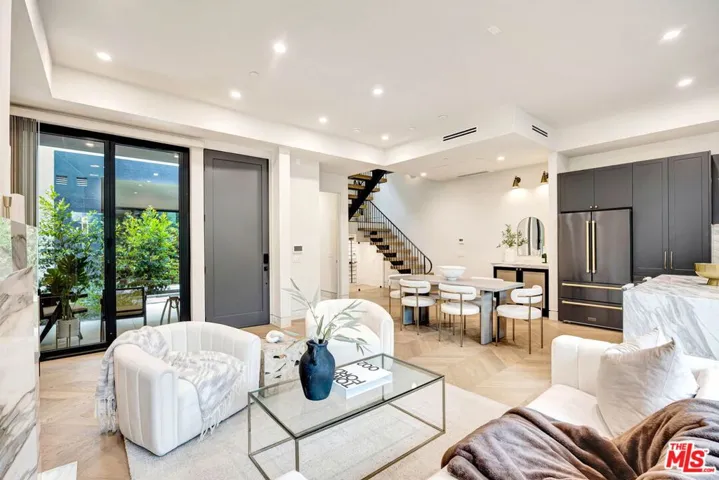 652 Huntley Drive 102, West Hollywood, California 90069