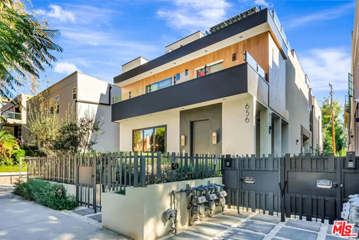 652 Huntley Drive 102, West Hollywood, California 90069