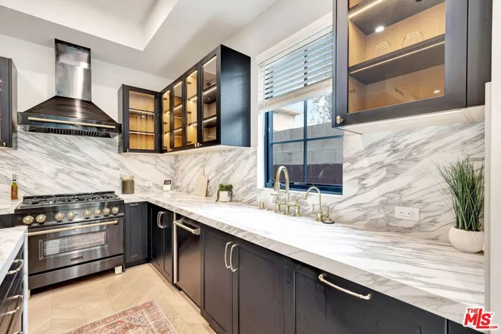 652 Huntley Drive 102, West Hollywood, California 90069