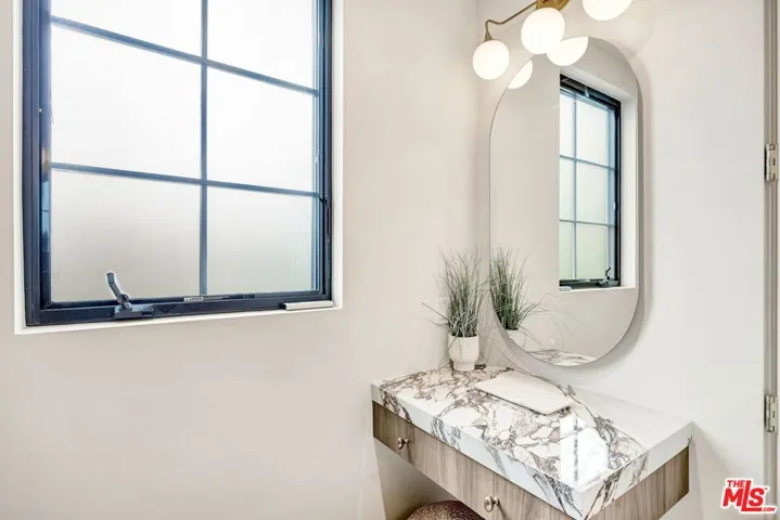 652 Huntley Drive 102, West Hollywood, California 90069