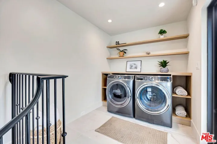 652 Huntley Drive 102, West Hollywood, California 90069