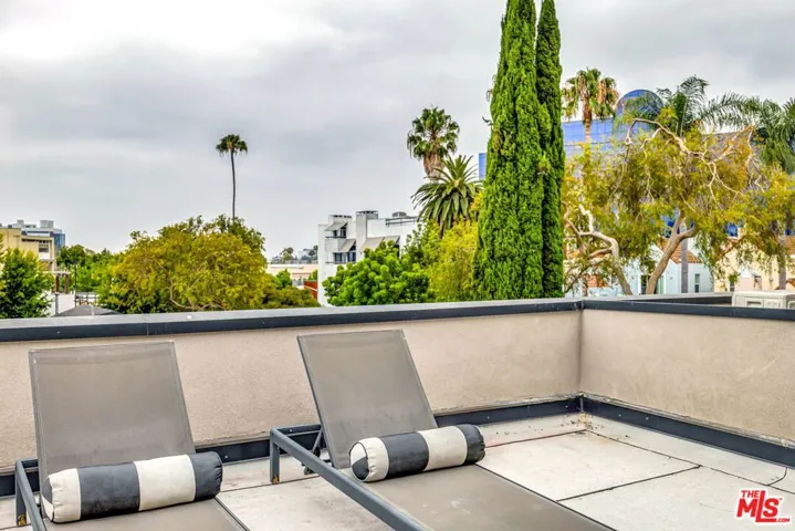 652 Huntley Drive 102, West Hollywood, California 90069