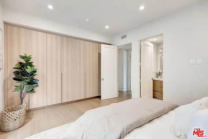 652 Huntley Drive 102, West Hollywood, California 90069