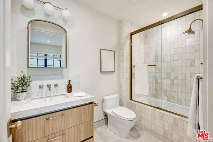 652 Huntley Drive 102, West Hollywood, California 90069