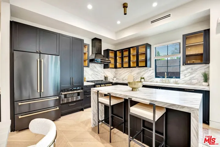 652 Huntley Drive 102, West Hollywood, California 90069