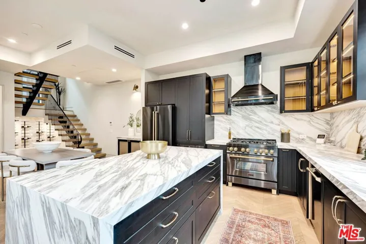 652 Huntley Drive 102, West Hollywood, California 90069