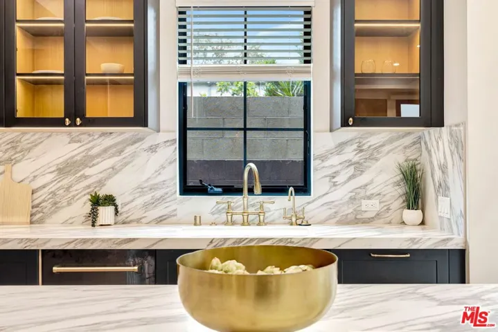 652 Huntley Drive 102, West Hollywood, California 90069