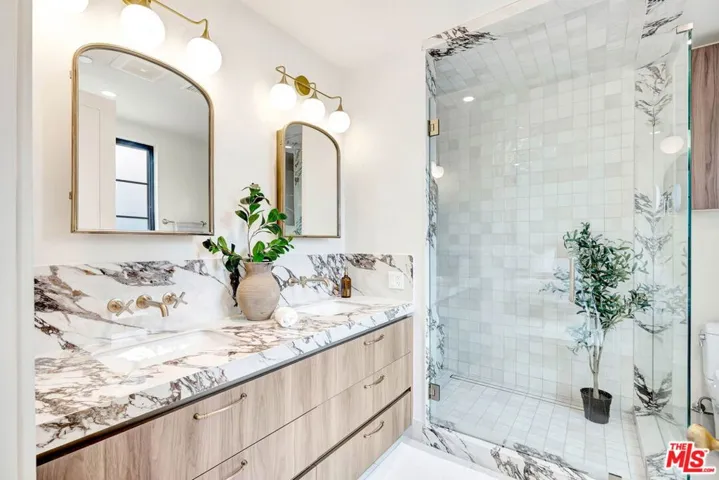 652 Huntley Drive 102, West Hollywood, California 90069