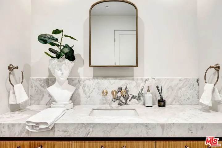 652 Huntley Drive 102, West Hollywood, California 90069