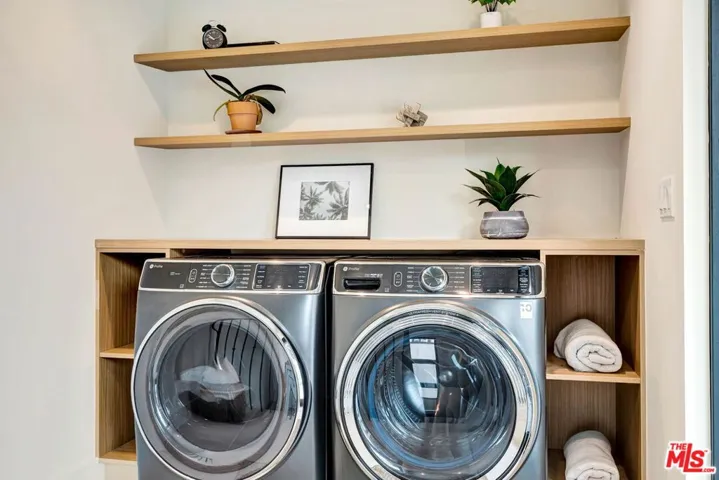 652 Huntley Drive 102, West Hollywood, California 90069