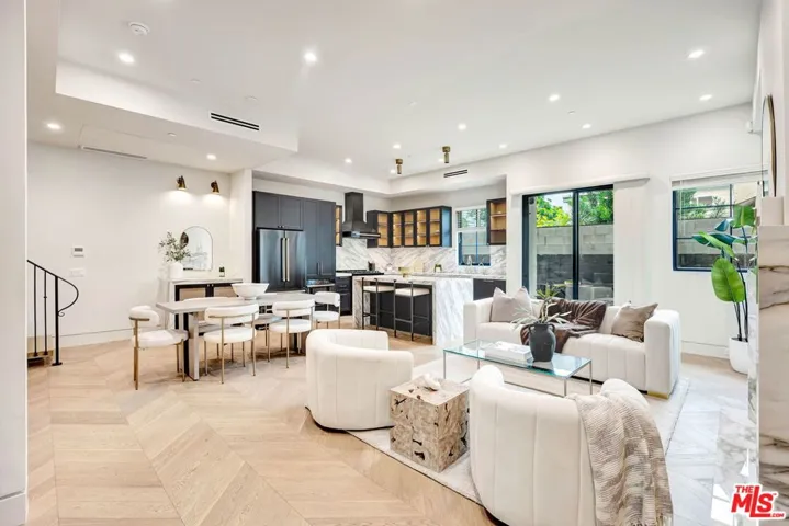 652 Huntley Drive 102, West Hollywood, California 90069