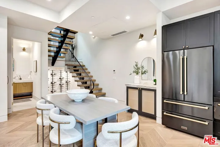 652 Huntley Drive 102, West Hollywood, California 90069