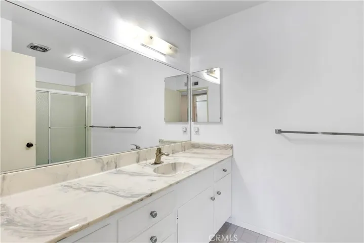 Secondary bathroom with tub/shower combo.