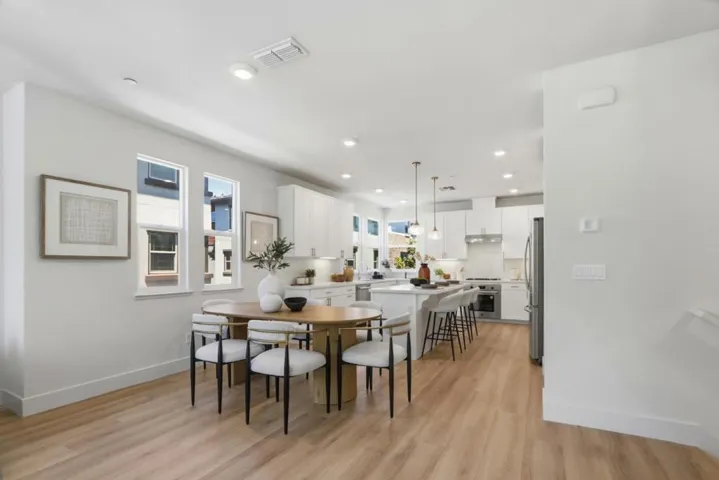 552 Galt Terrace 4, Sunnyvale, California 94085