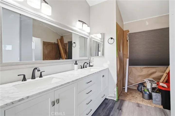 Main room spacious bathroom