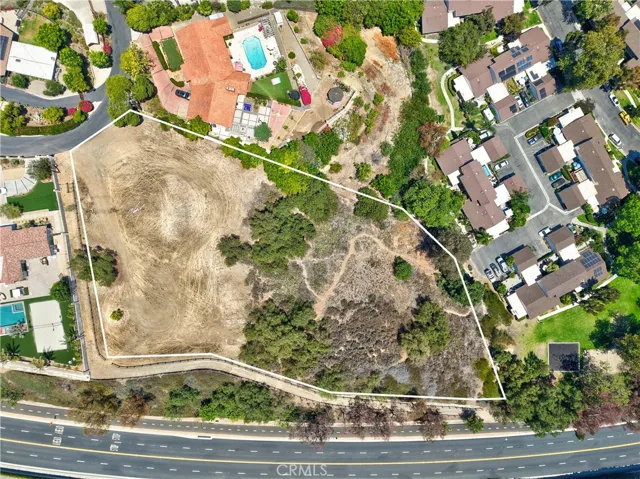 Fabulous lot with direct access to the horse trails!