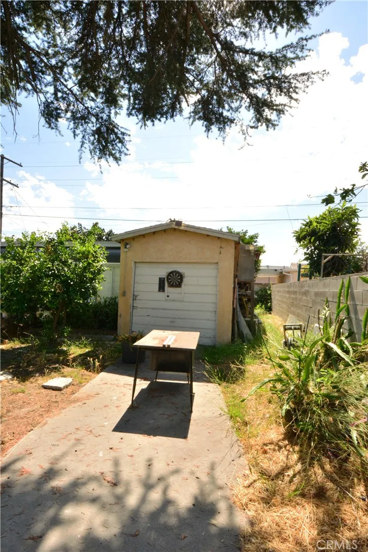 a separate 1 car garage (currently being used as storage)