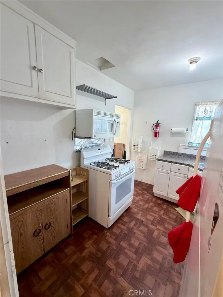 Microwave, stove and refrigerator included