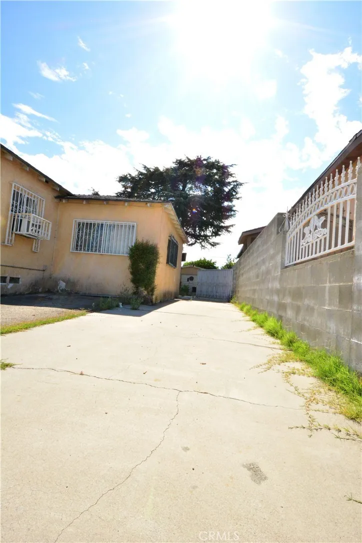 Long Driveway shows the former 1 car garage, now the 3rd bedroom...
